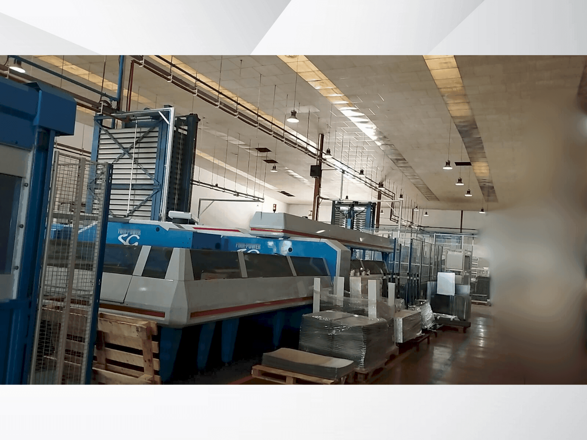 A Prima Power Shear Genius 1530 gép elölnézete