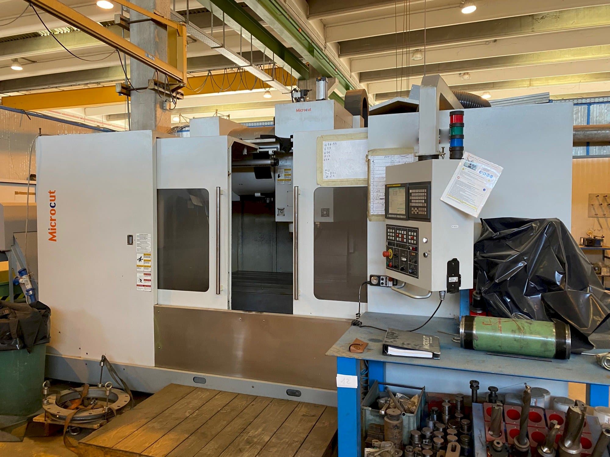 A MICROCUT VMC-1600F gép elölnézete