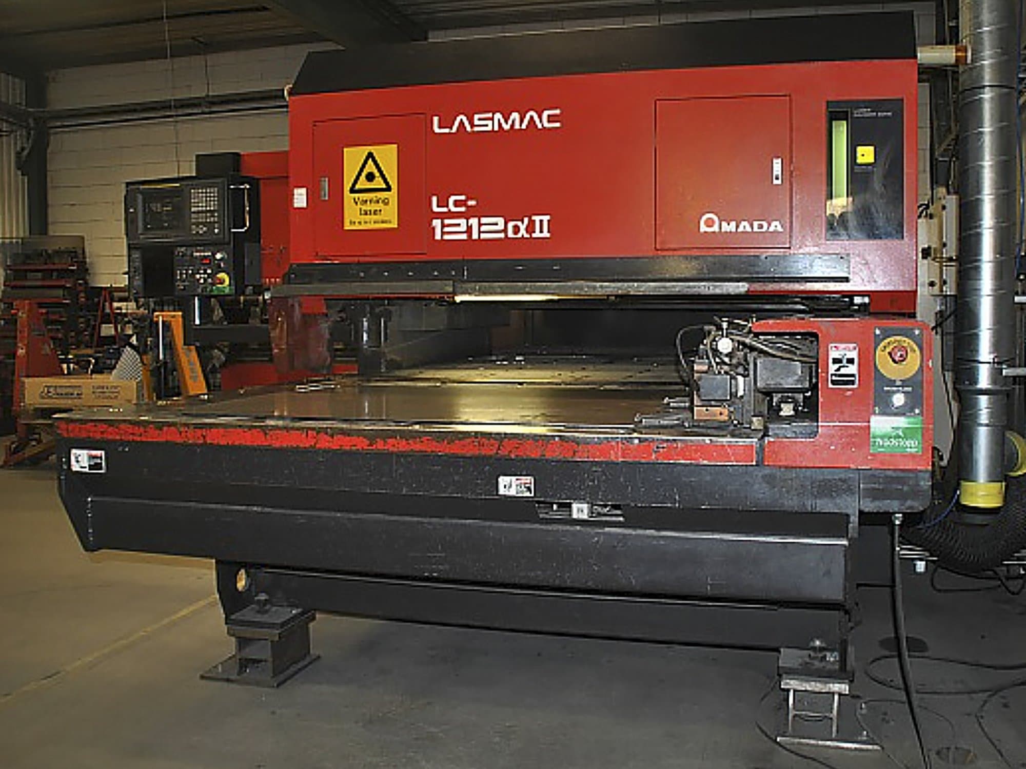 A AMADA LC 1212 α2 gép elölnézete