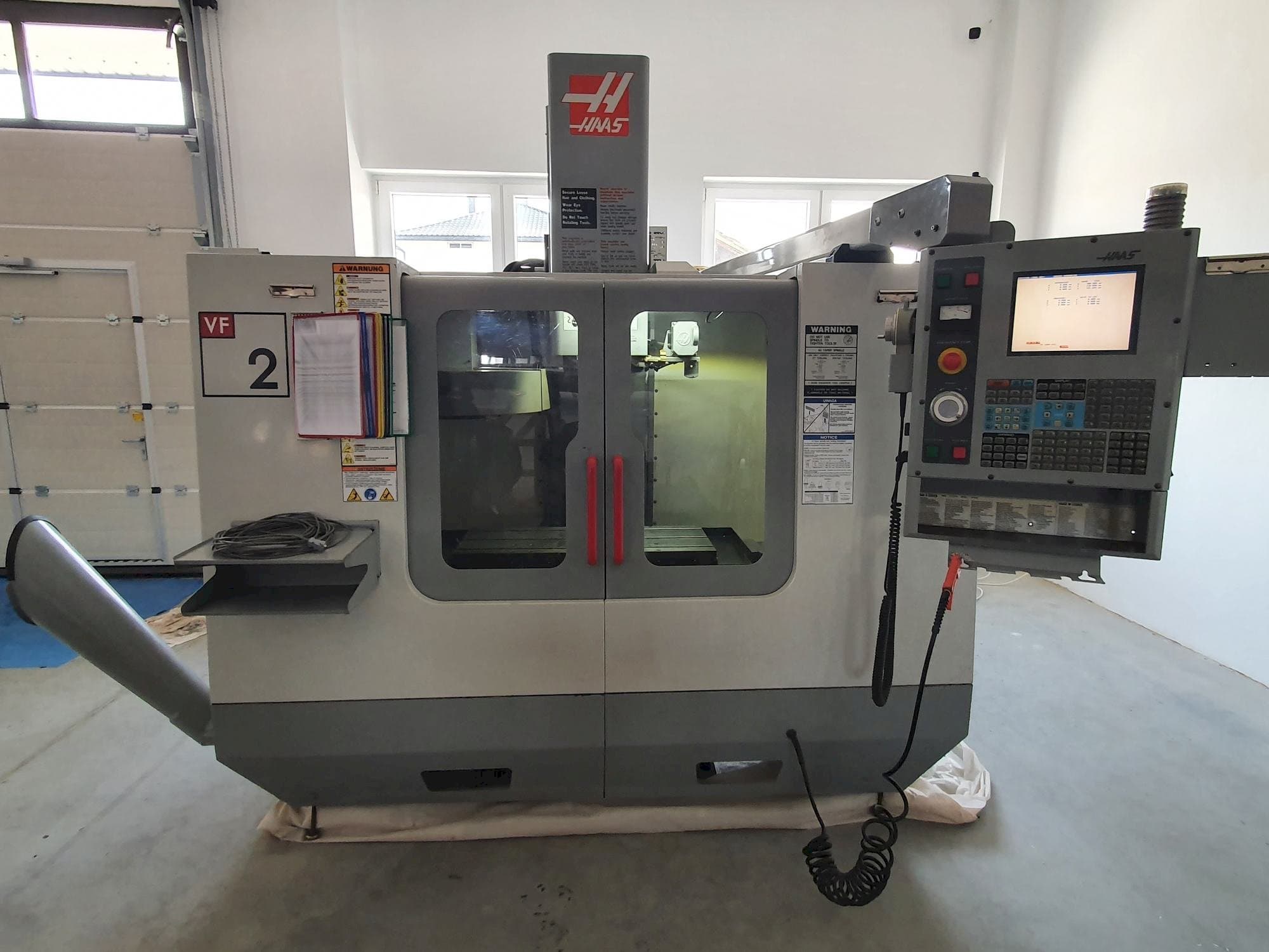 A HAAS VF-2BHE gép elölnézete