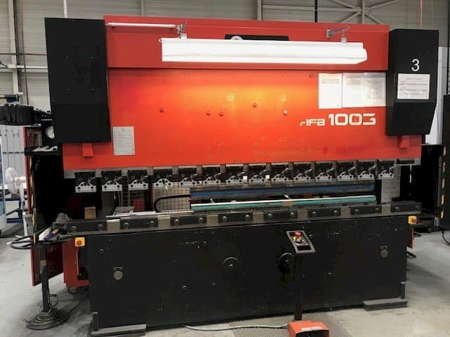 A AMADA HFBO 100-3 gép elölnézete