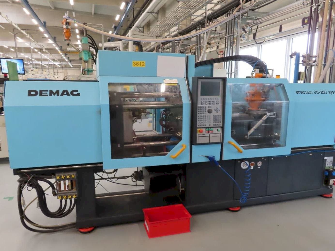 A DEMAG Ergotech 80-200 System gép elölnézete