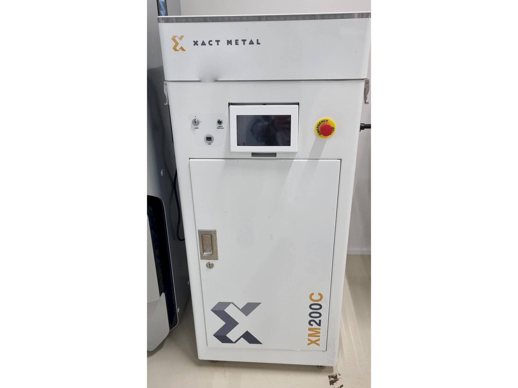 A XACT METAL XM200C-E gép elölnézete