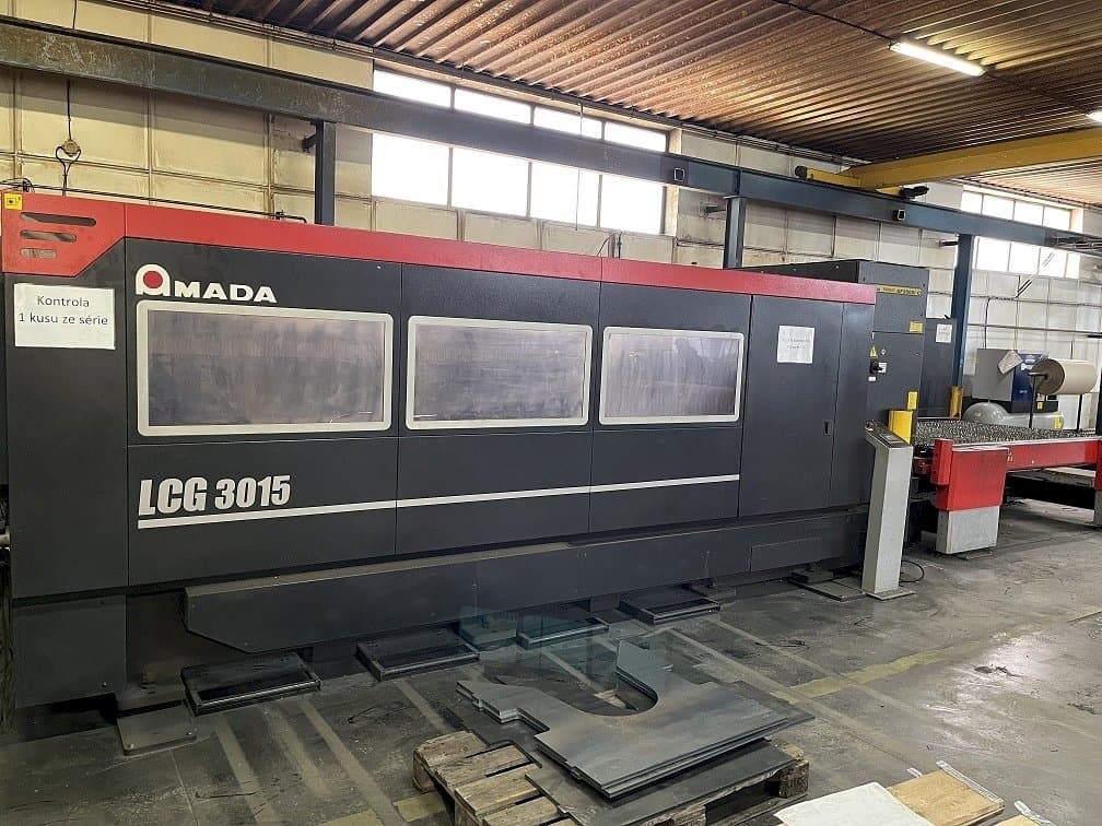 A AMADA LCG 3015 gép elölnézete