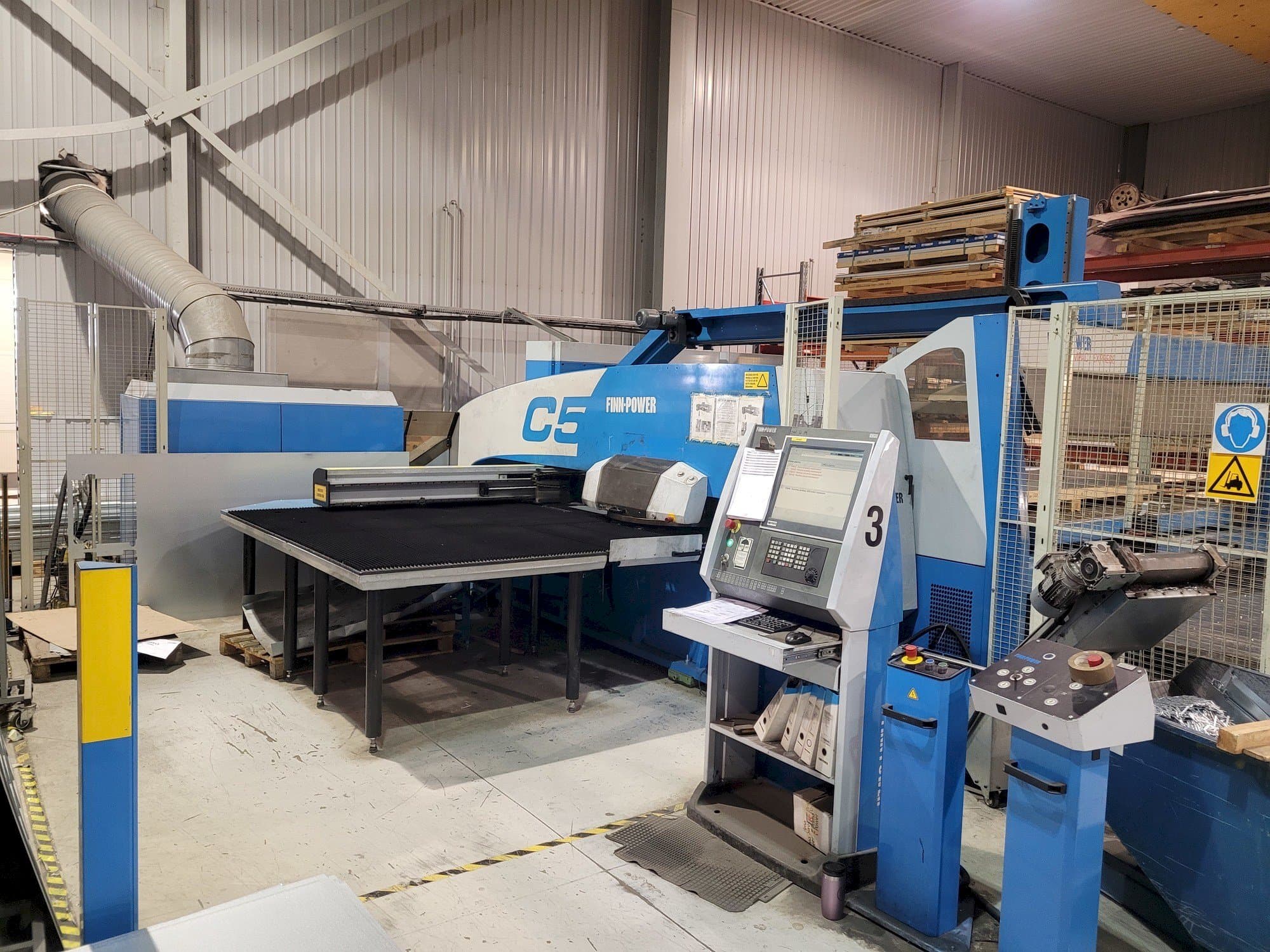 A Finn-Power C5 12 43 with Compact Express  gép elölnézete