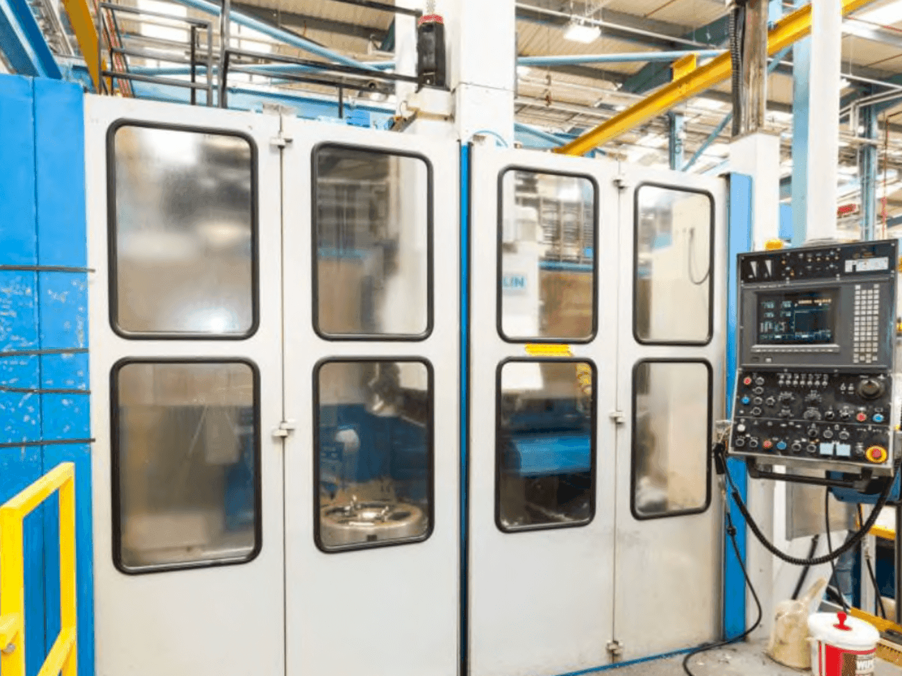 A TOS SKIQ 20 CNC  gép elölnézete