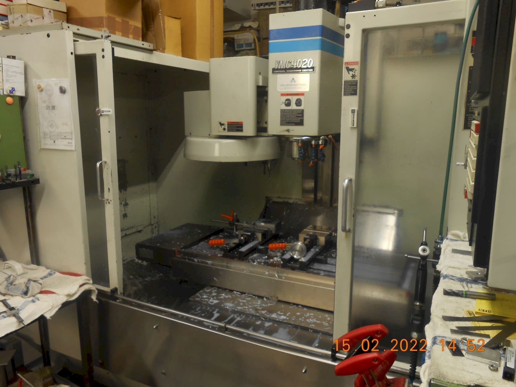 A FADAL CNC Bearbeitungszentrum VMC 4020 gép elölnézete