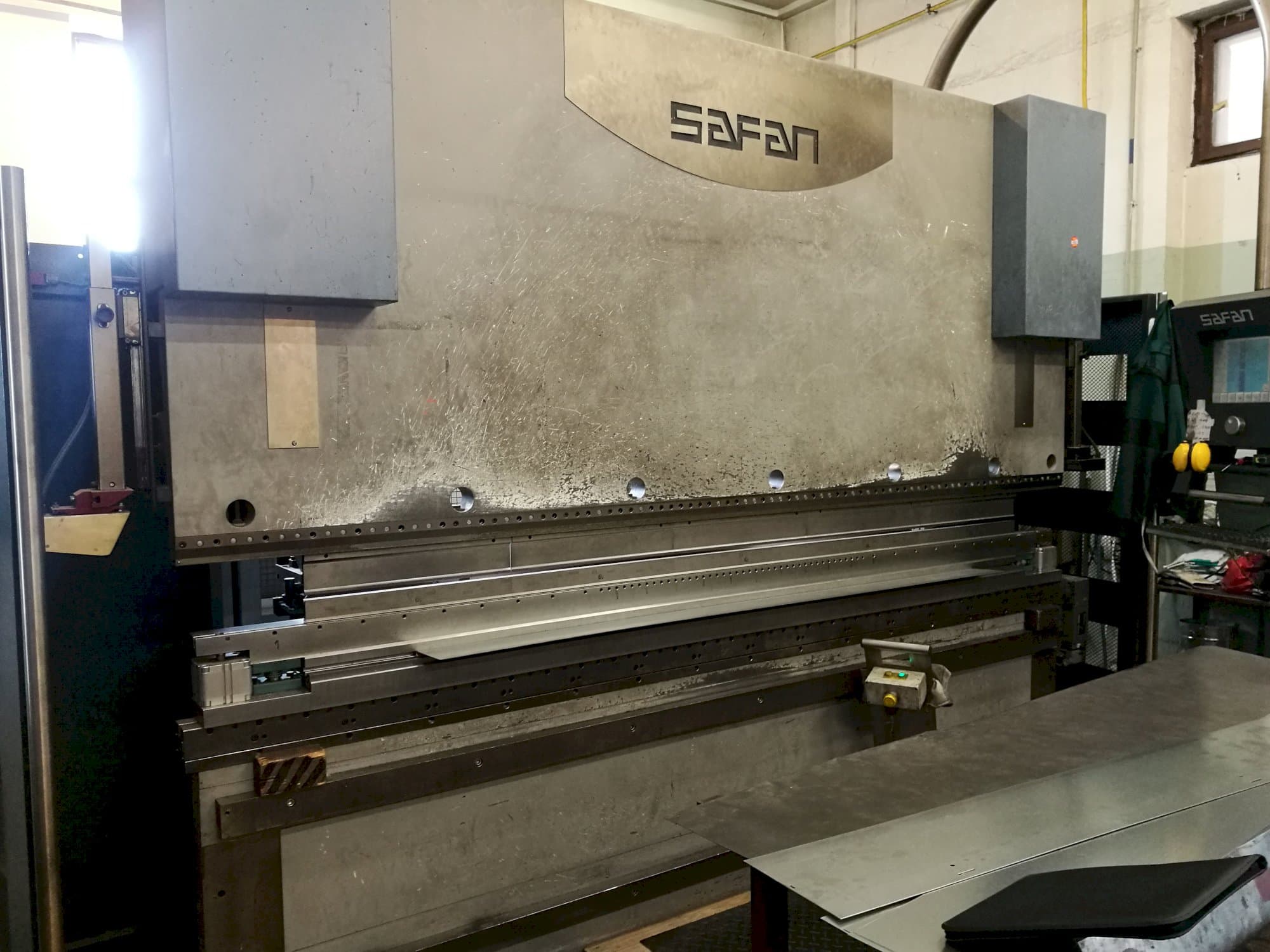 A Safan CNCL-K 120-3100 TS1 gép bal oldali nézete