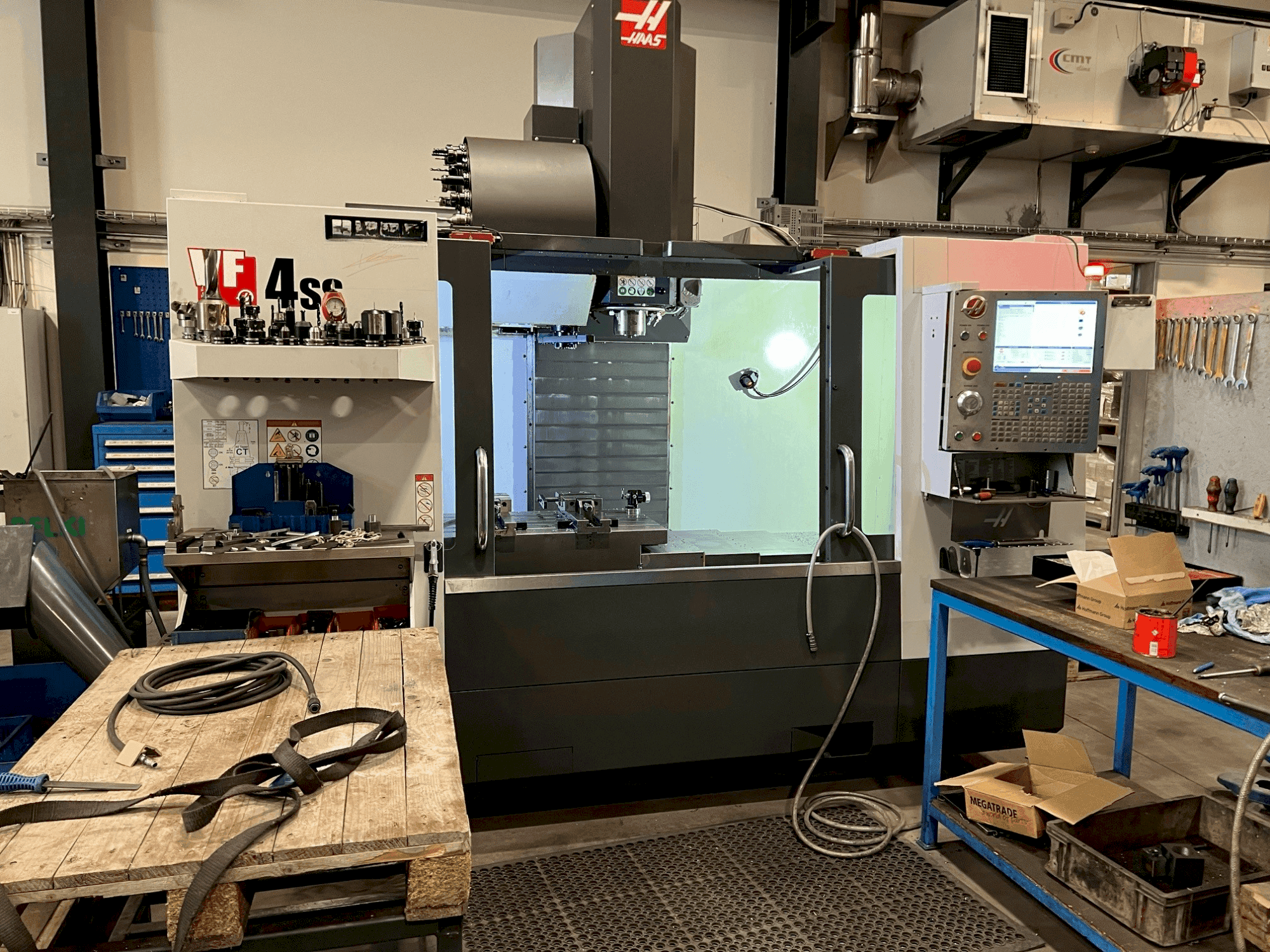 A HAAS VF-4SS gép elölnézete