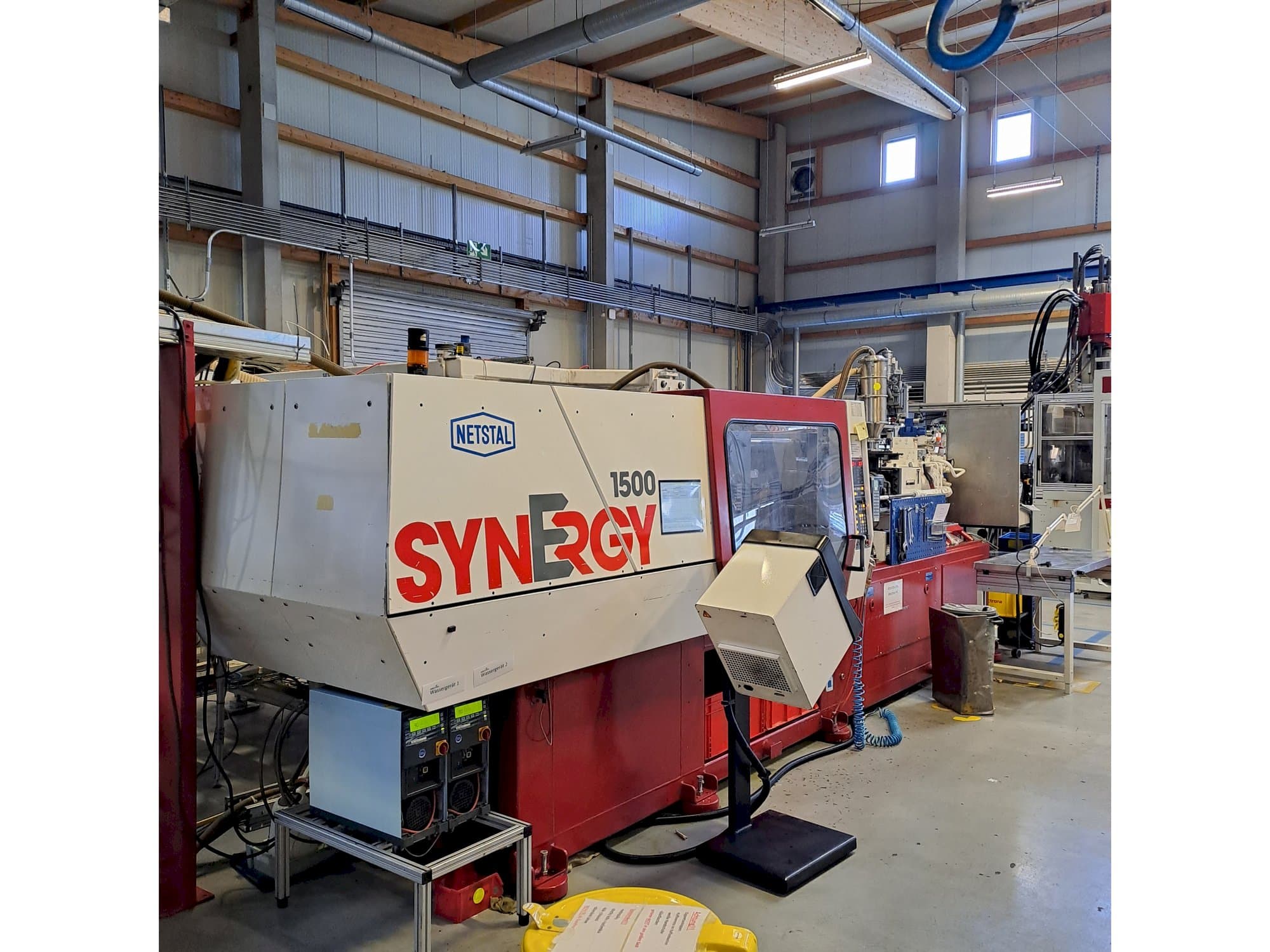 A Netstal S 1500 - 460 gép elölnézete