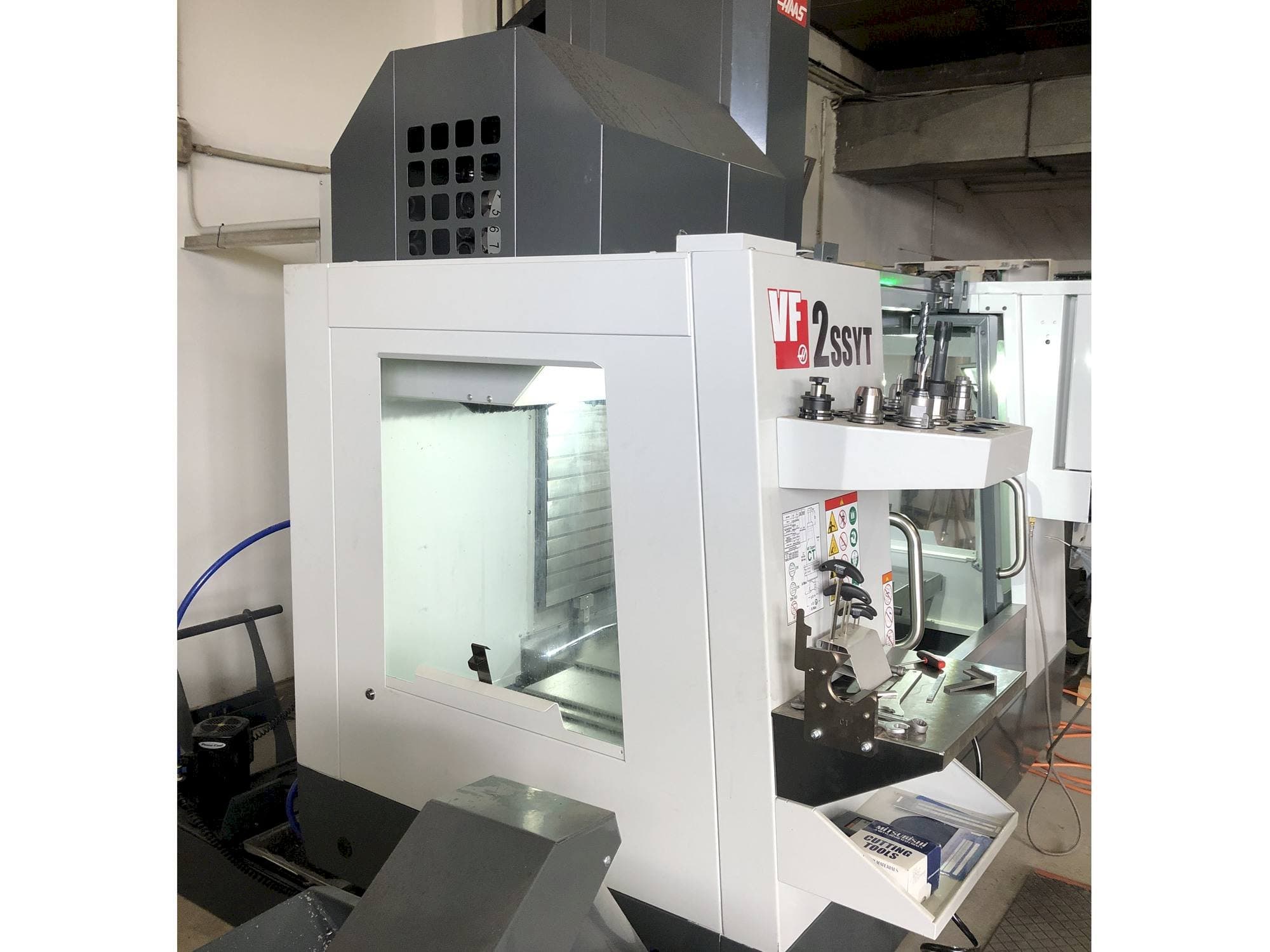 A HAAS VF-2SSYT gép elölnézete