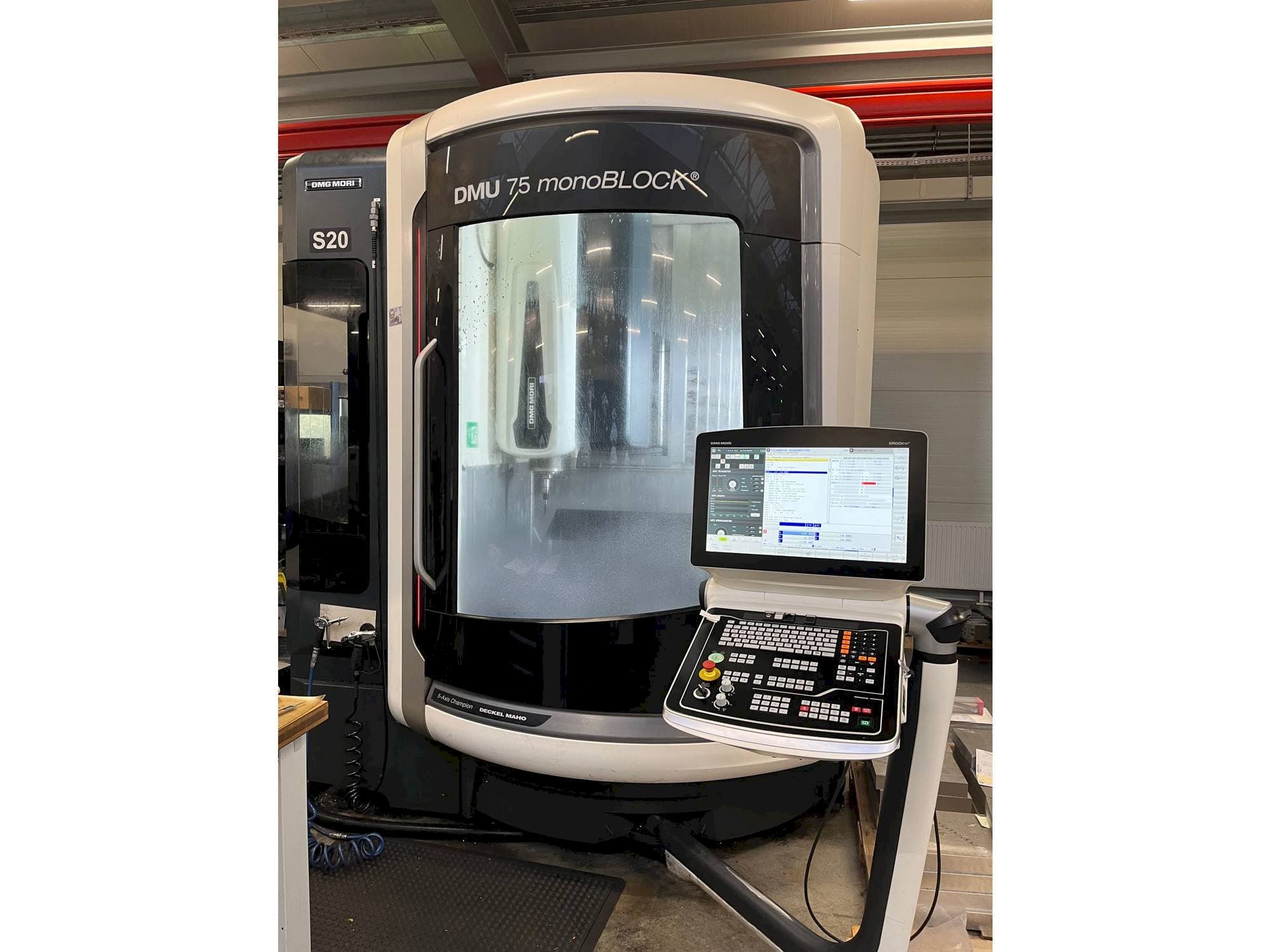 A DMG MORI DMU 75 monoBLOCK gép elölnézete