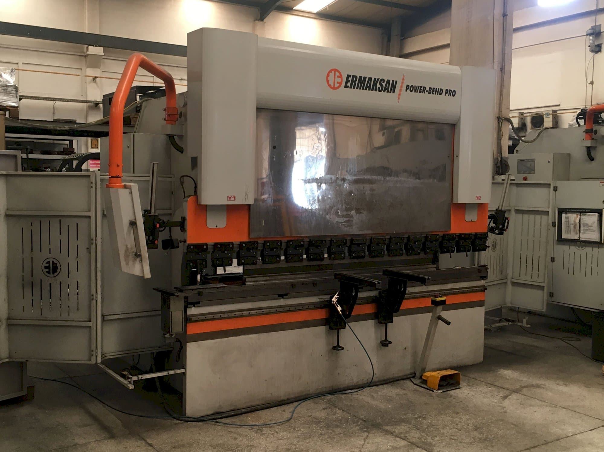 A ERMAKSAN POWER-BEND PRO 3100x135 gép bal oldali nézete