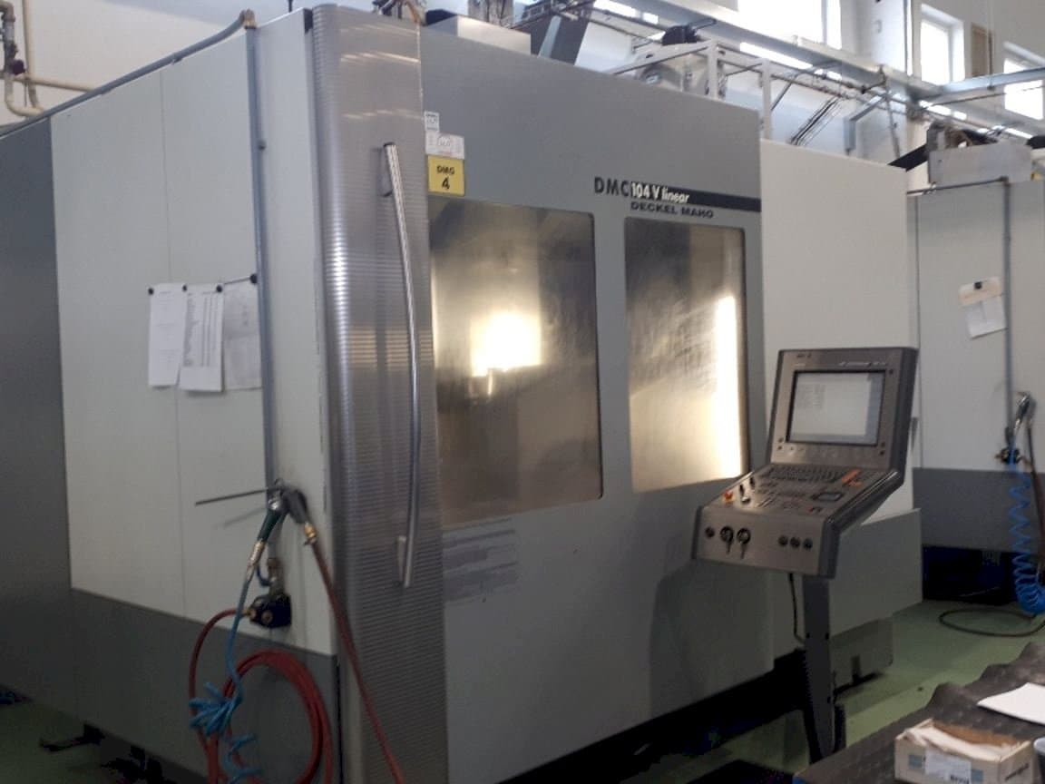 A DECKEL MAHO DMC 104 linear gép elölnézete