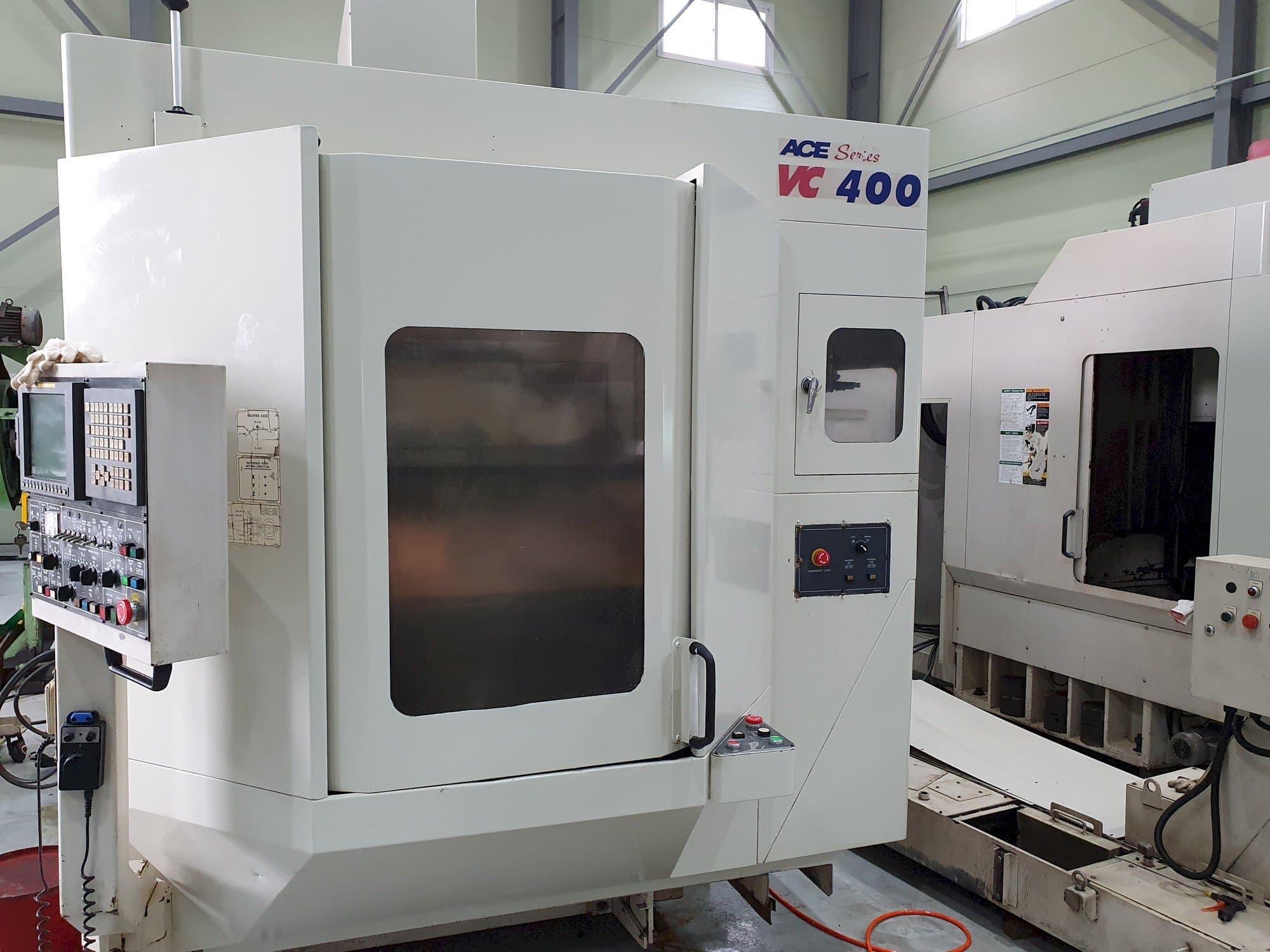 A DAEWOO Doosan Ace VC400 gép elölnézete