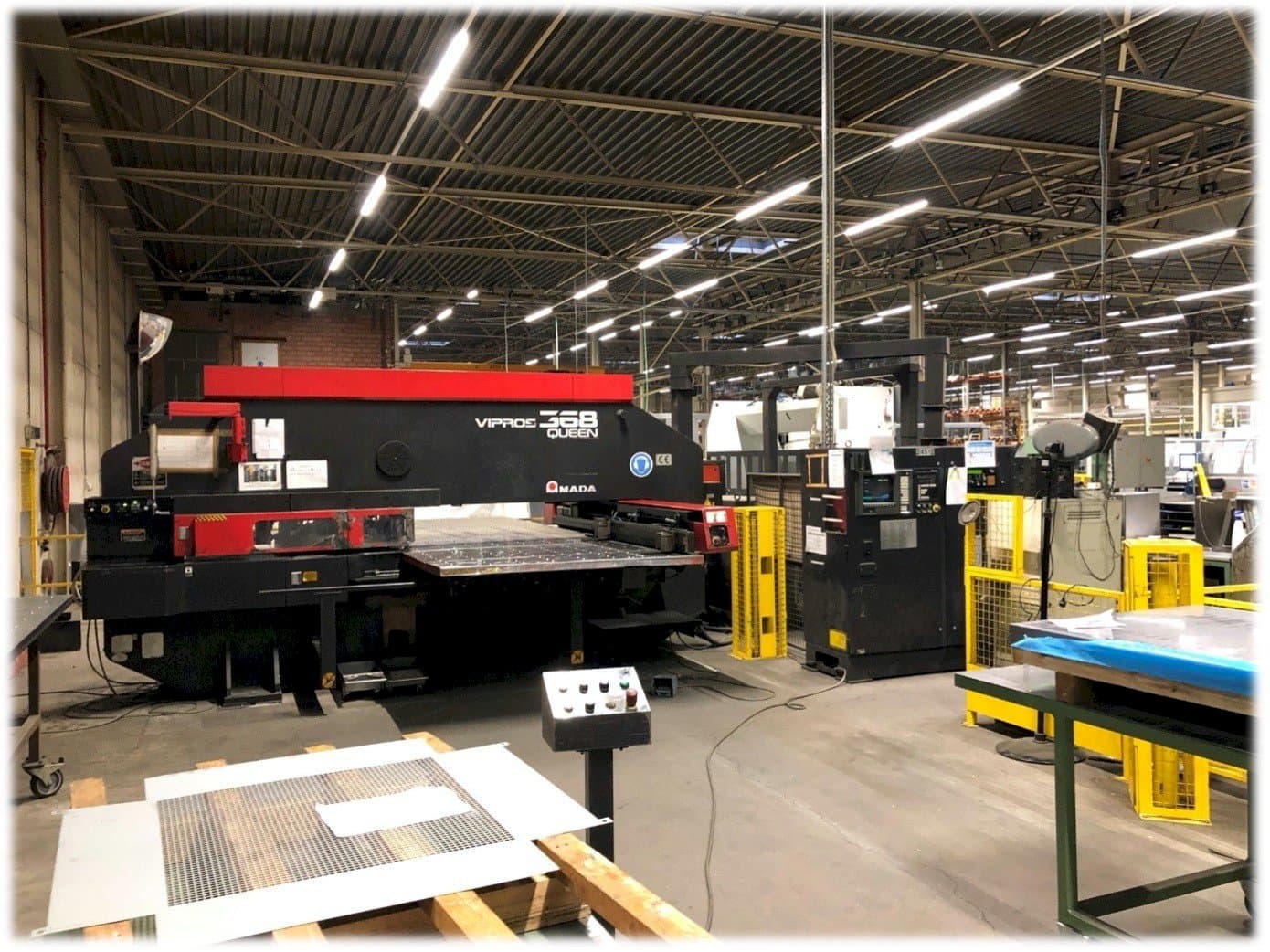A AMADA Vipros 368 Queen gép elölnézete