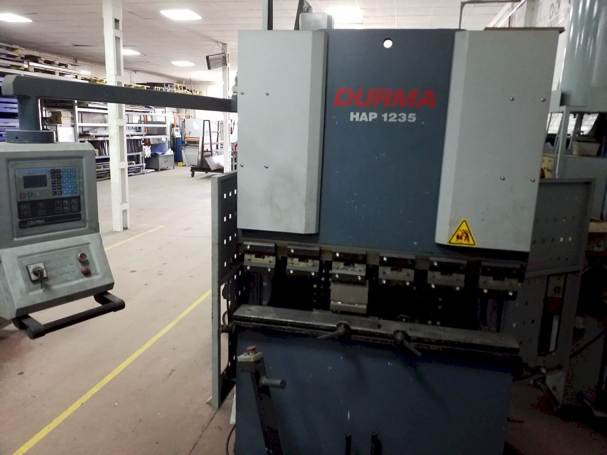 A Durma HAP-1235 gép elölnézete