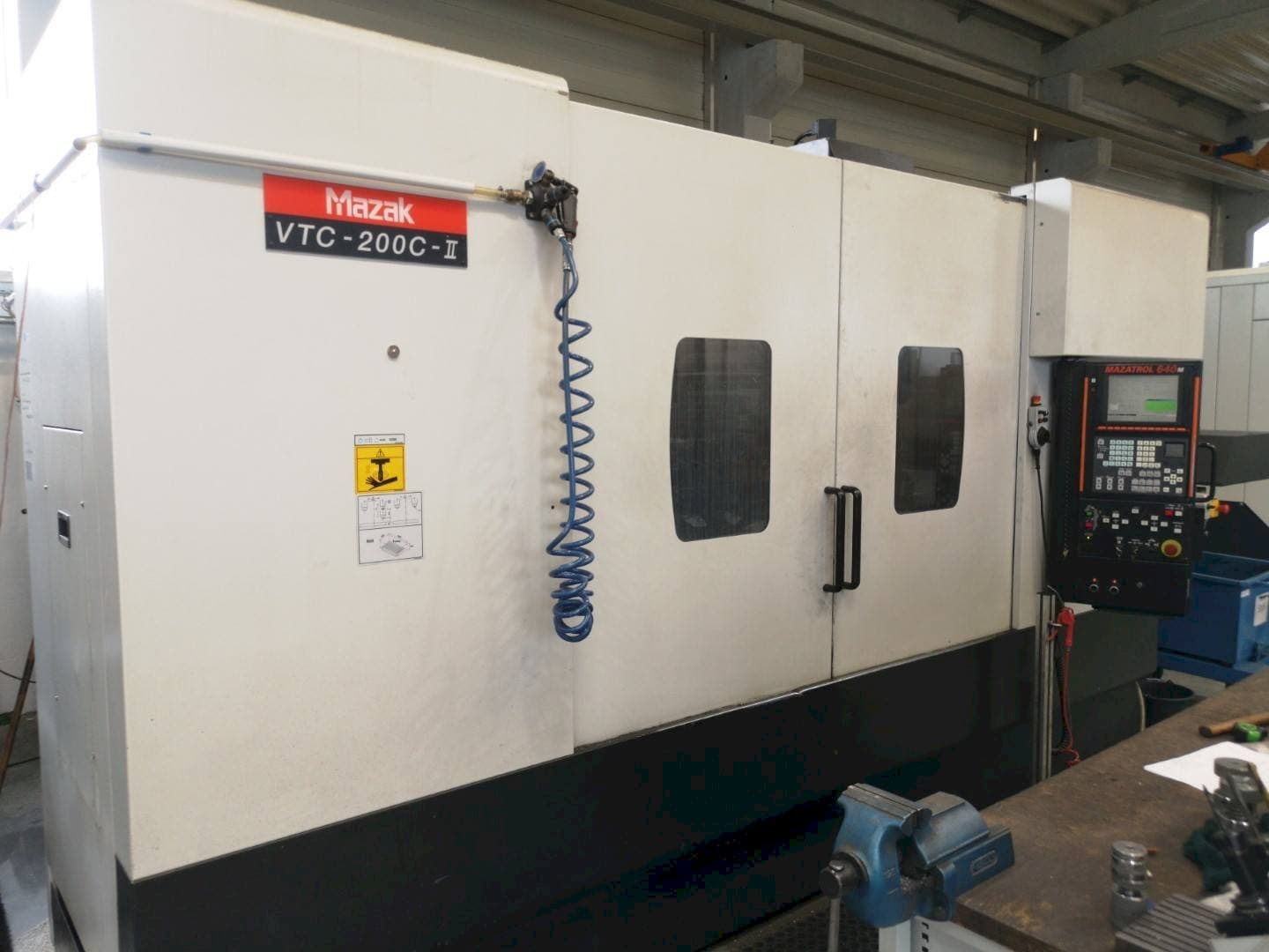 A Mazak VTC200C-II gép elölnézete