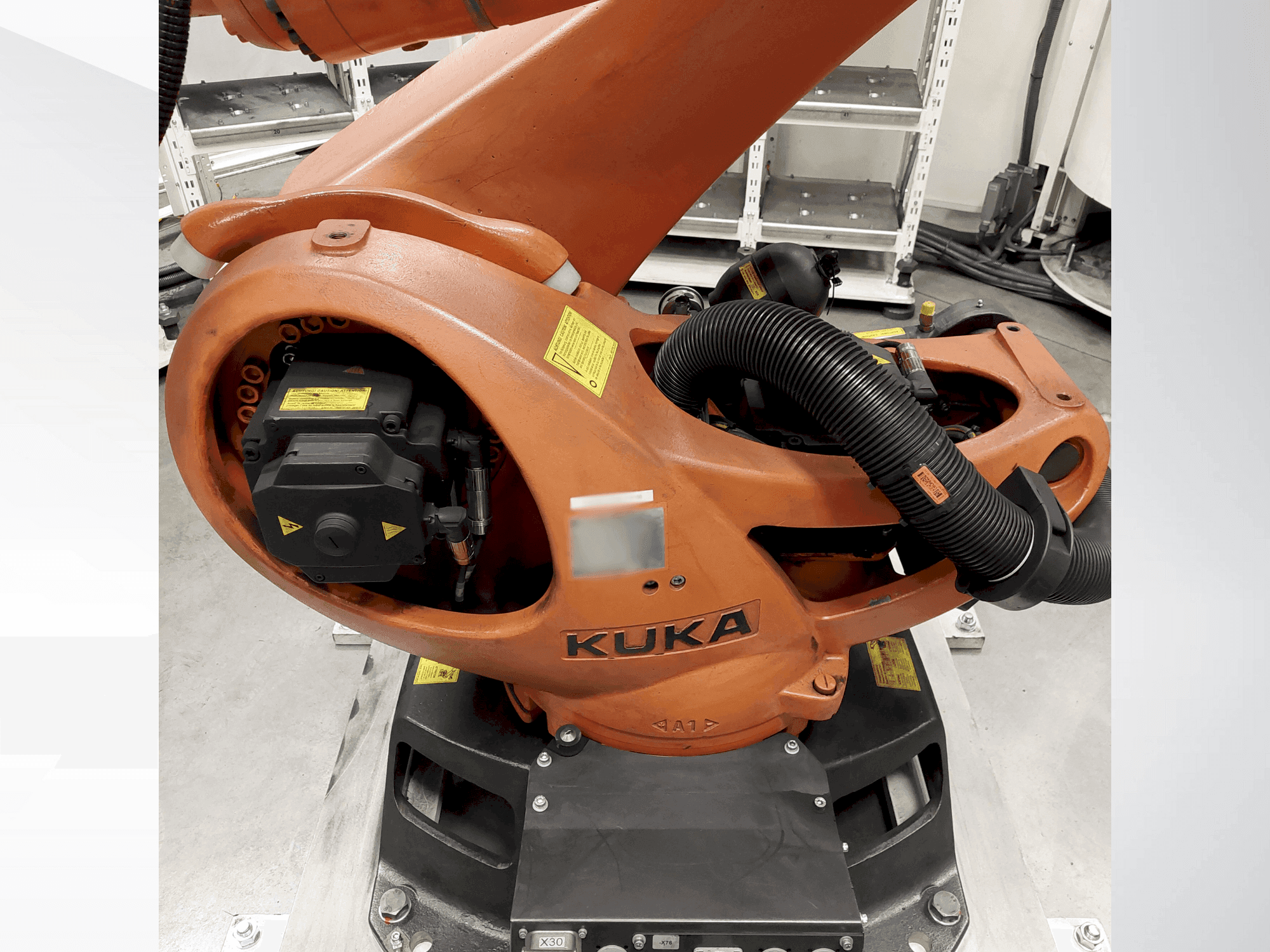 A KUKA KR 90 R2700 pro  gép elölnézete