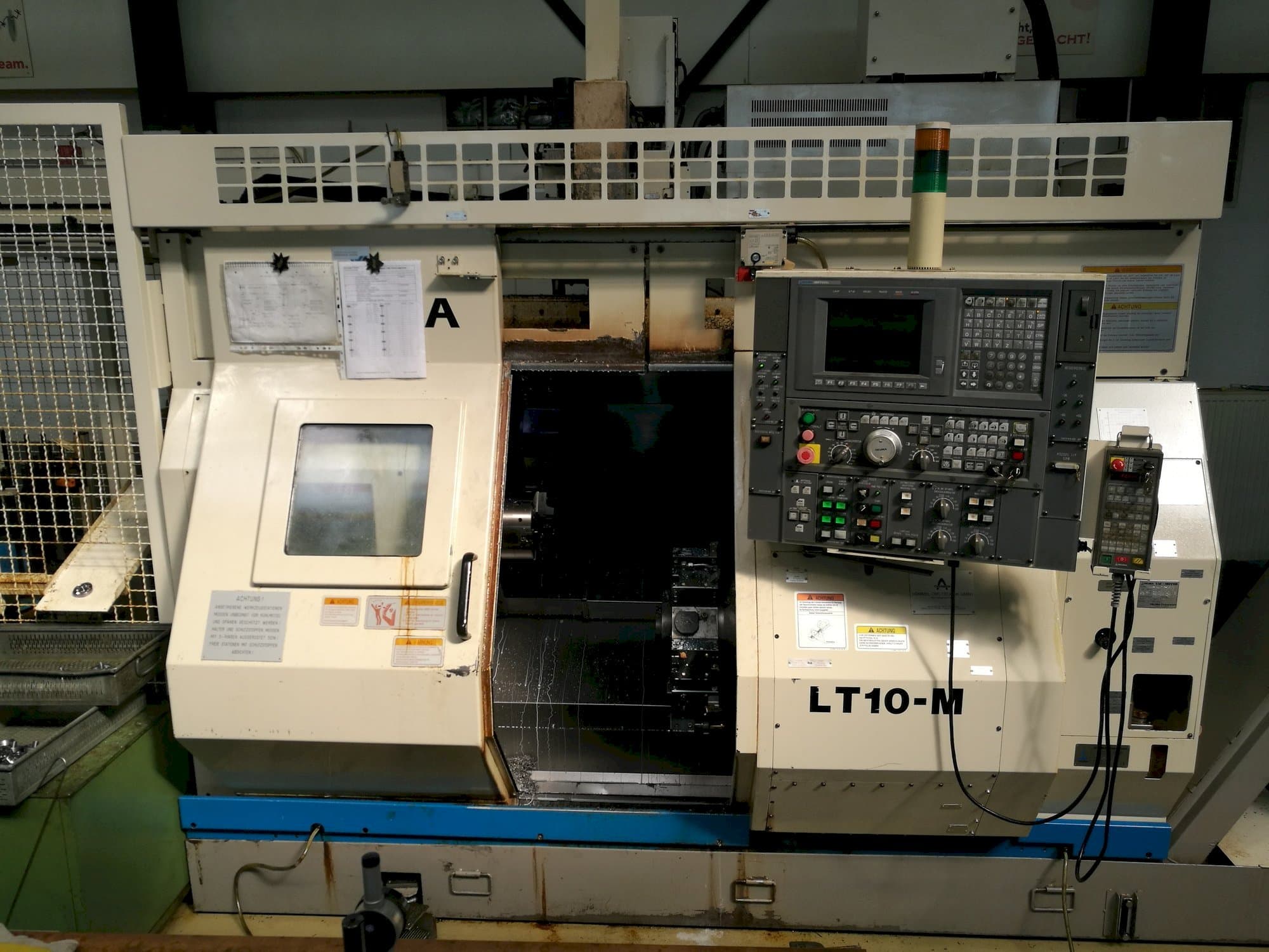 A Okuma LT10-M gép elölnézete