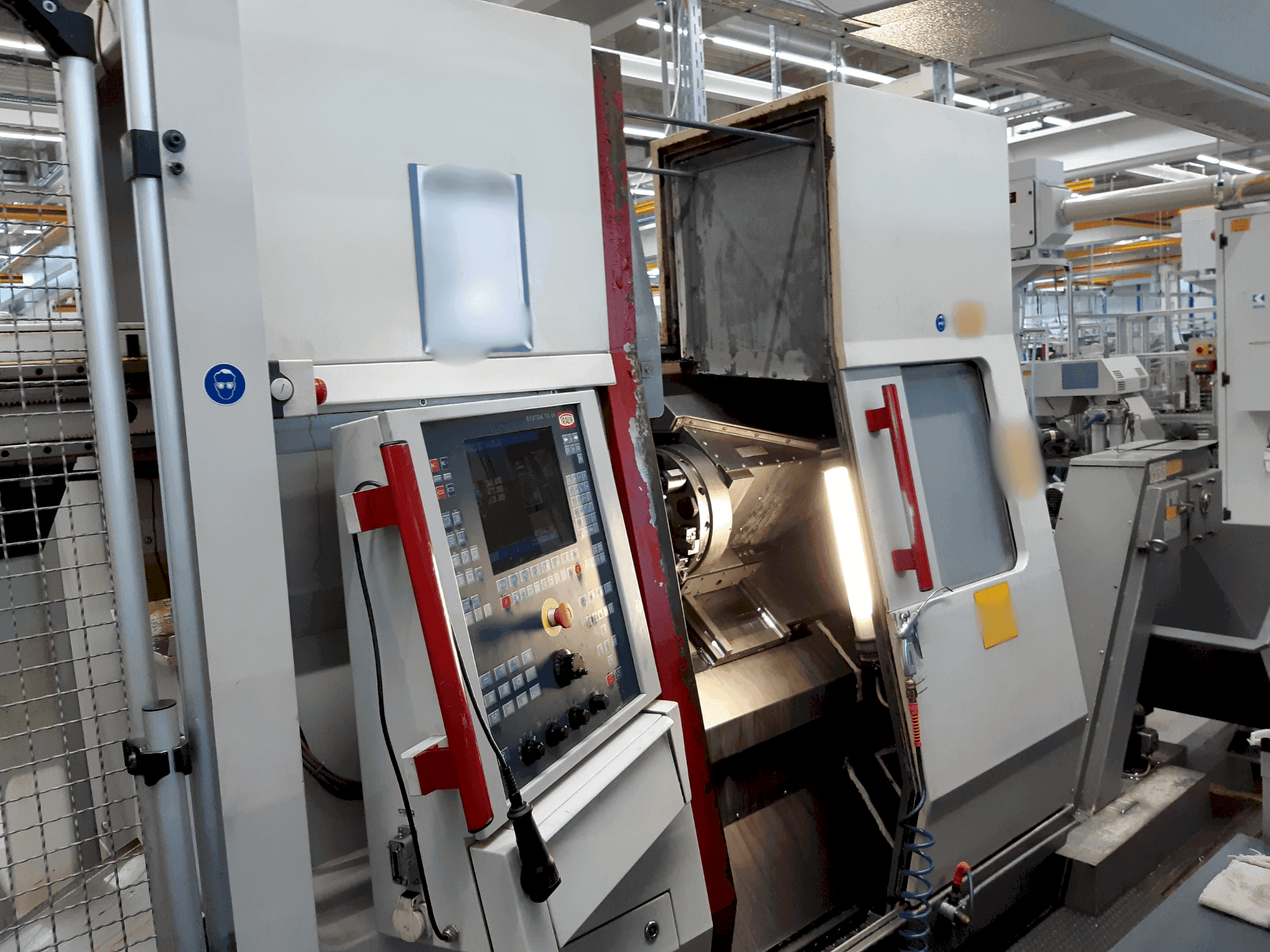 A TRAUB TNA 300 gép elölnézete