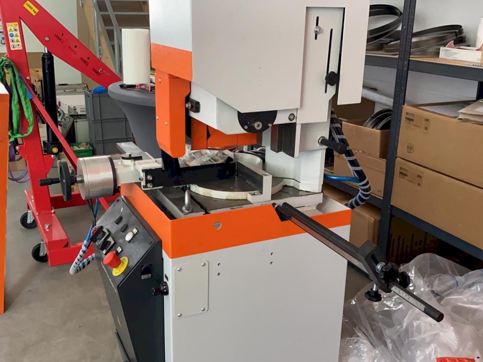 A KASTO Radial U7 gép oldalnézete