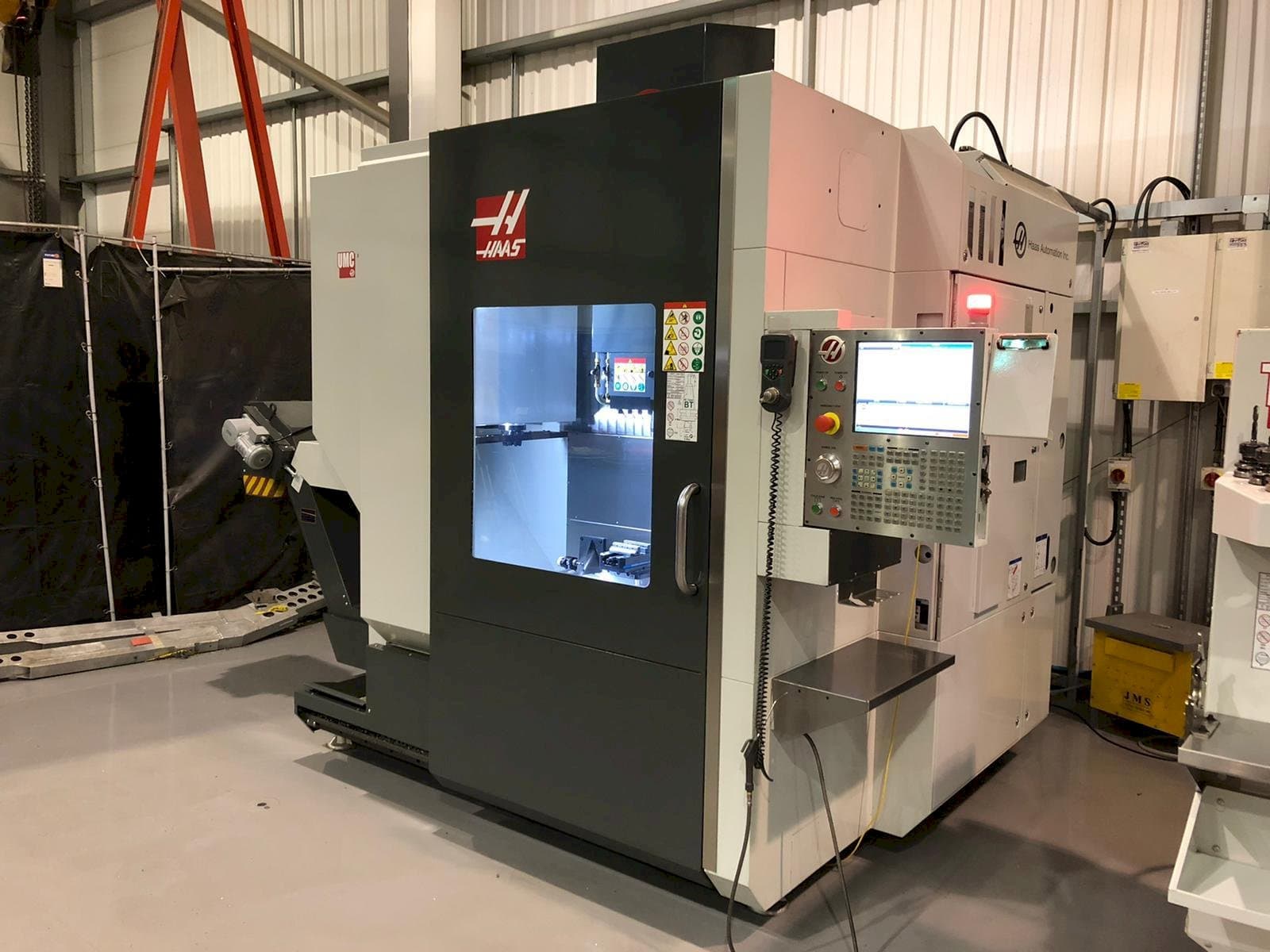 A HAAS UMC - 750 gép elölnézete
