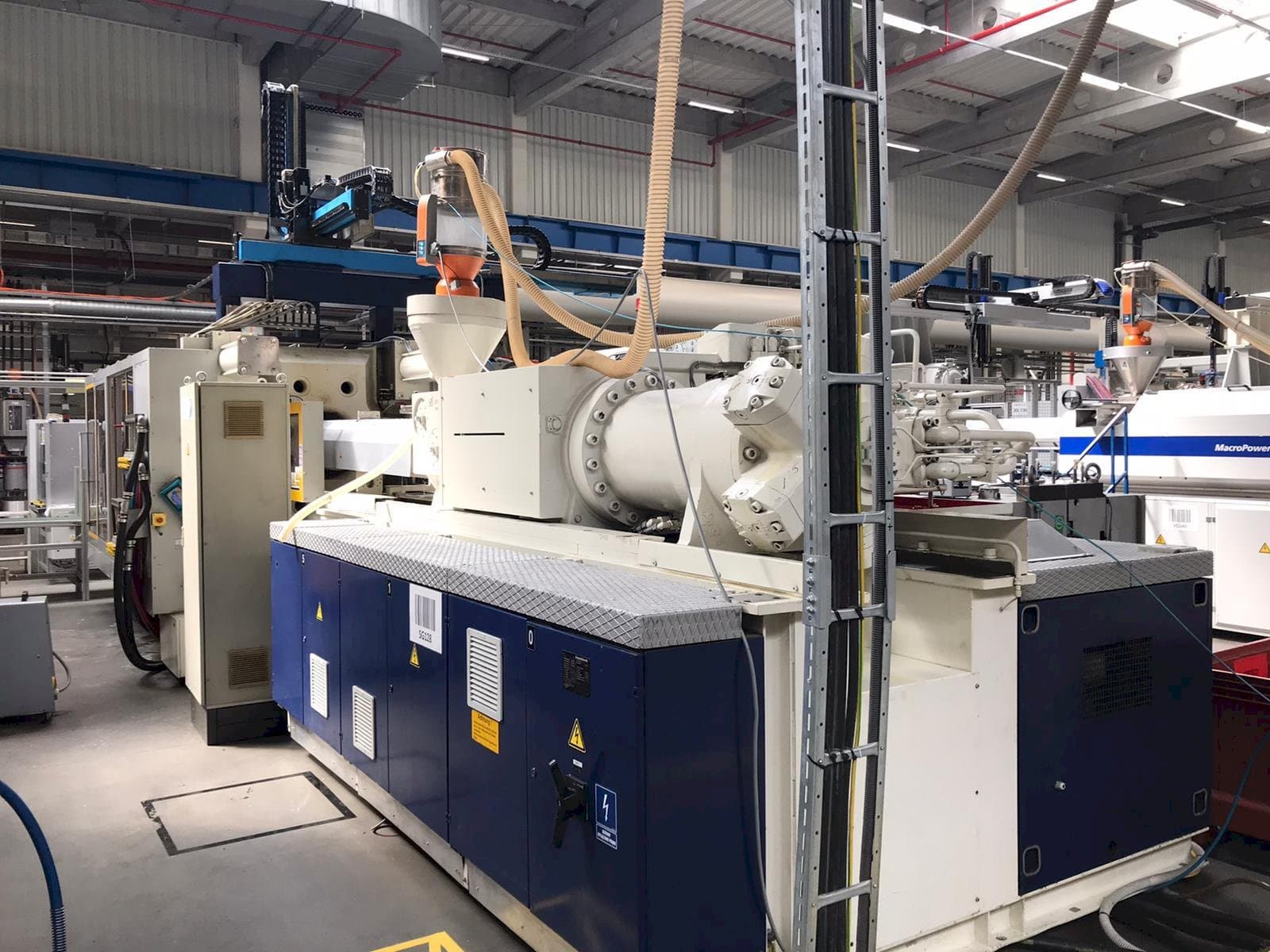 A Krauss Maffei 800-8000 MC gép elölnézete