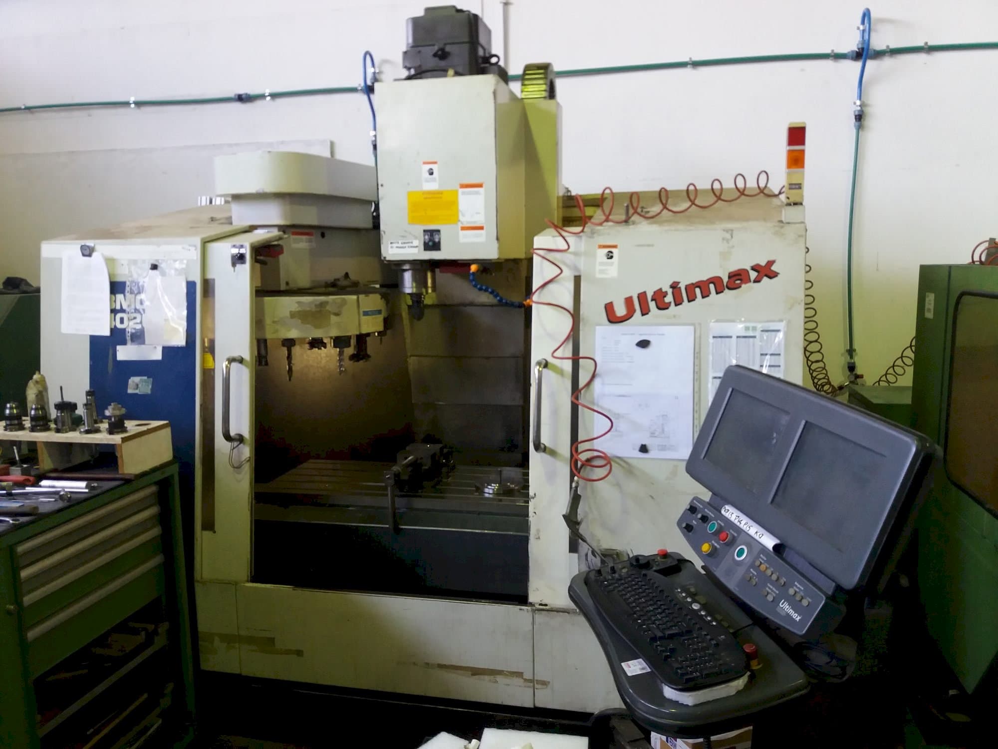 A Hurco BMC 420 HT gép elölnézete