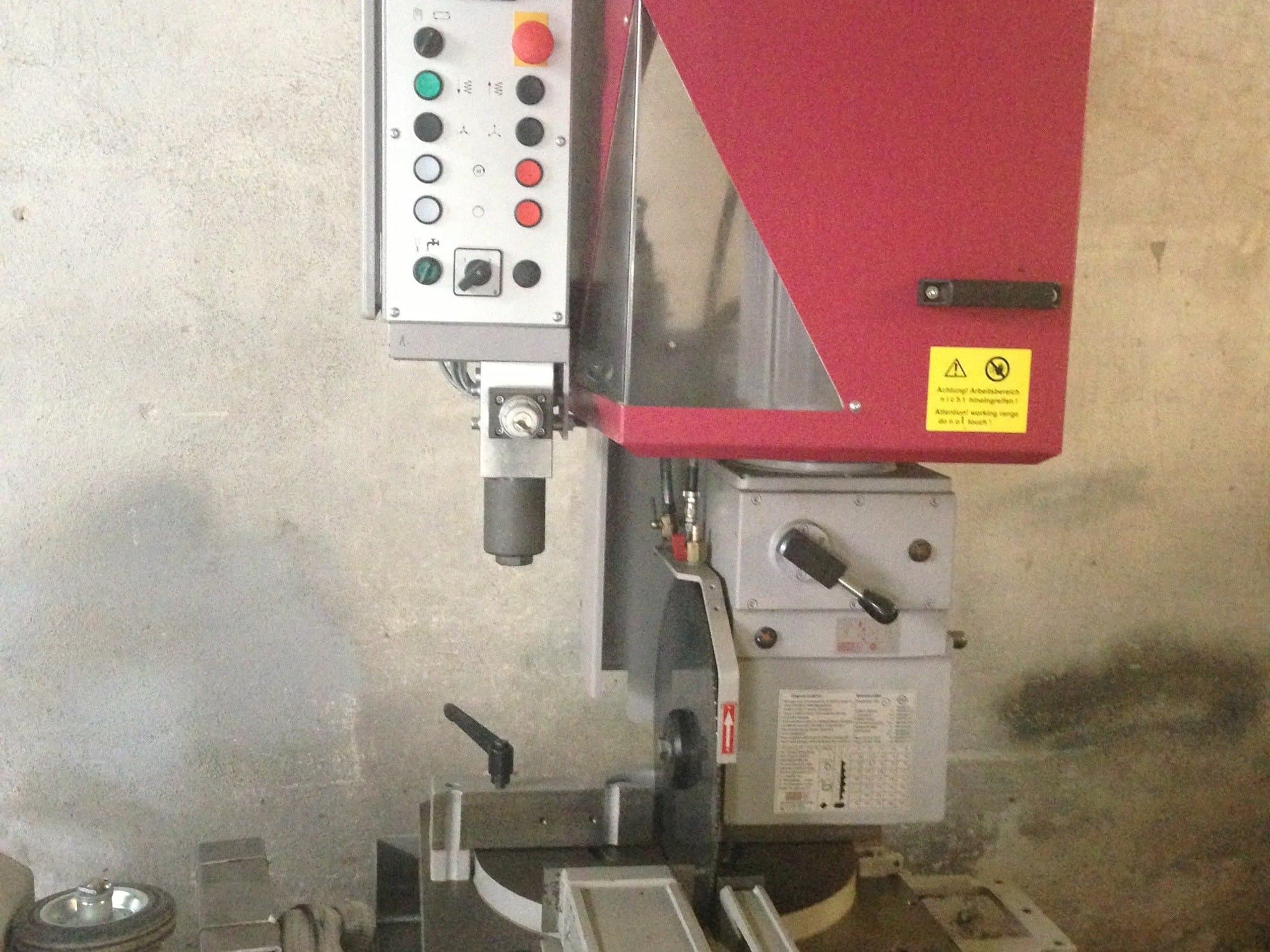 A Behringer VMS 400 H gép elölnézete