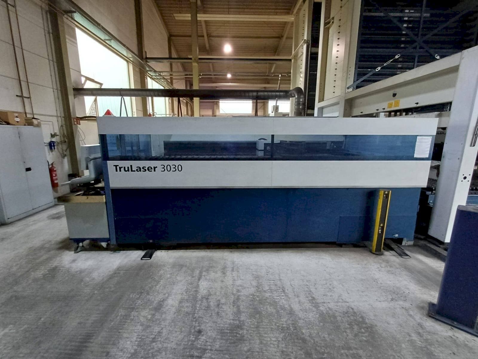 A TRUMPF TruLaser 3030 gép elölnézete