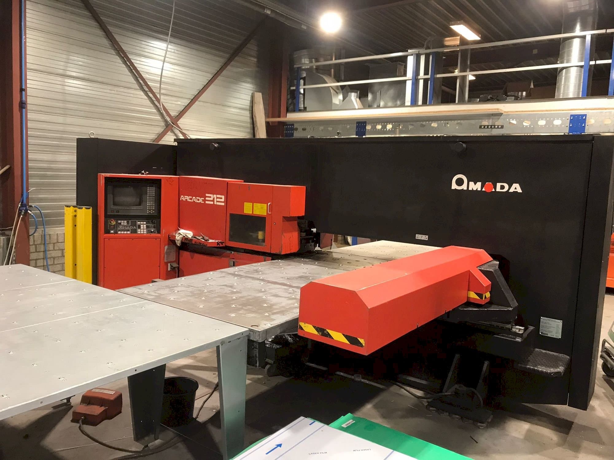 A AMADA Arcade 212 gép elölnézete