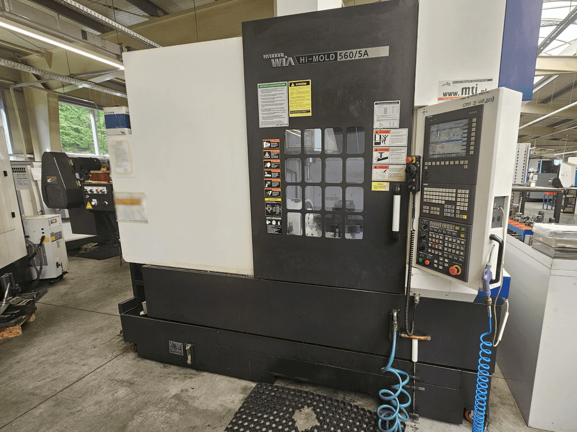 A Hyundai Wia Hi-MOLD 560/5A gép elölnézete