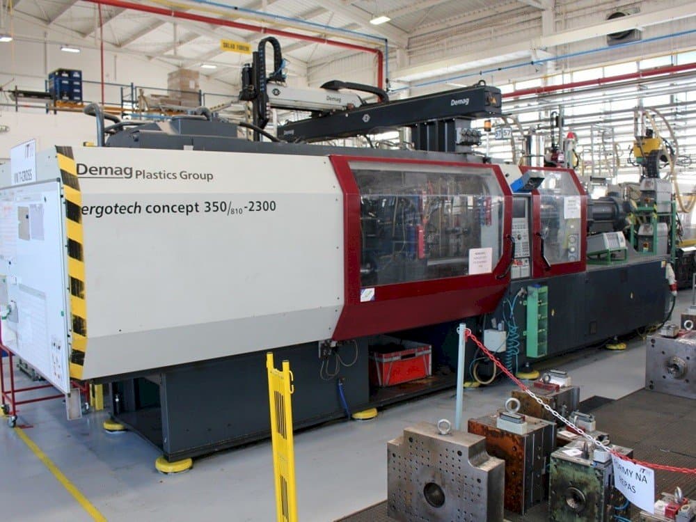 A DEMAG Ergotech 350/810-2300 gép oldalnézete