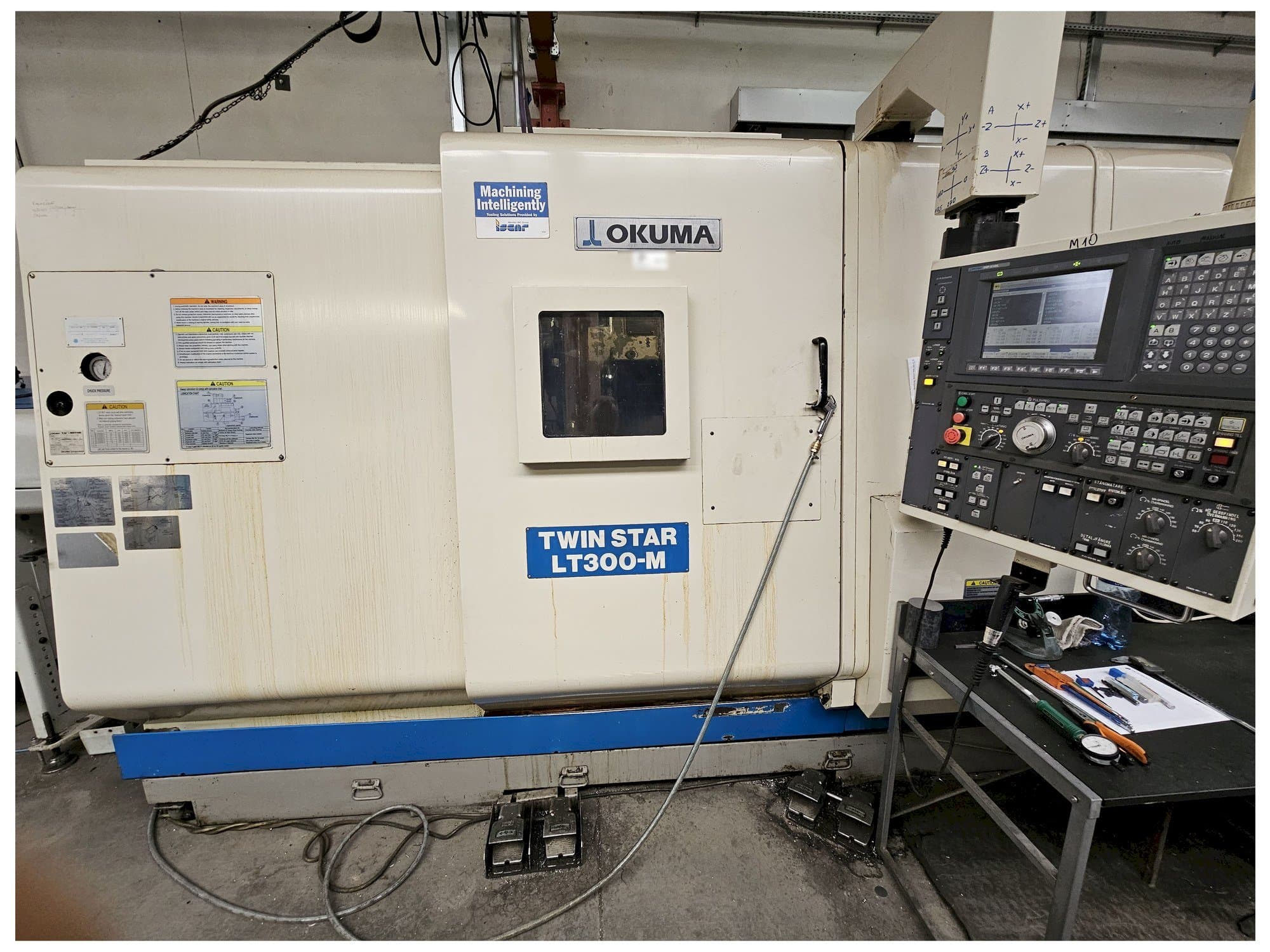 A Okuma LT300-M gép elölnézete