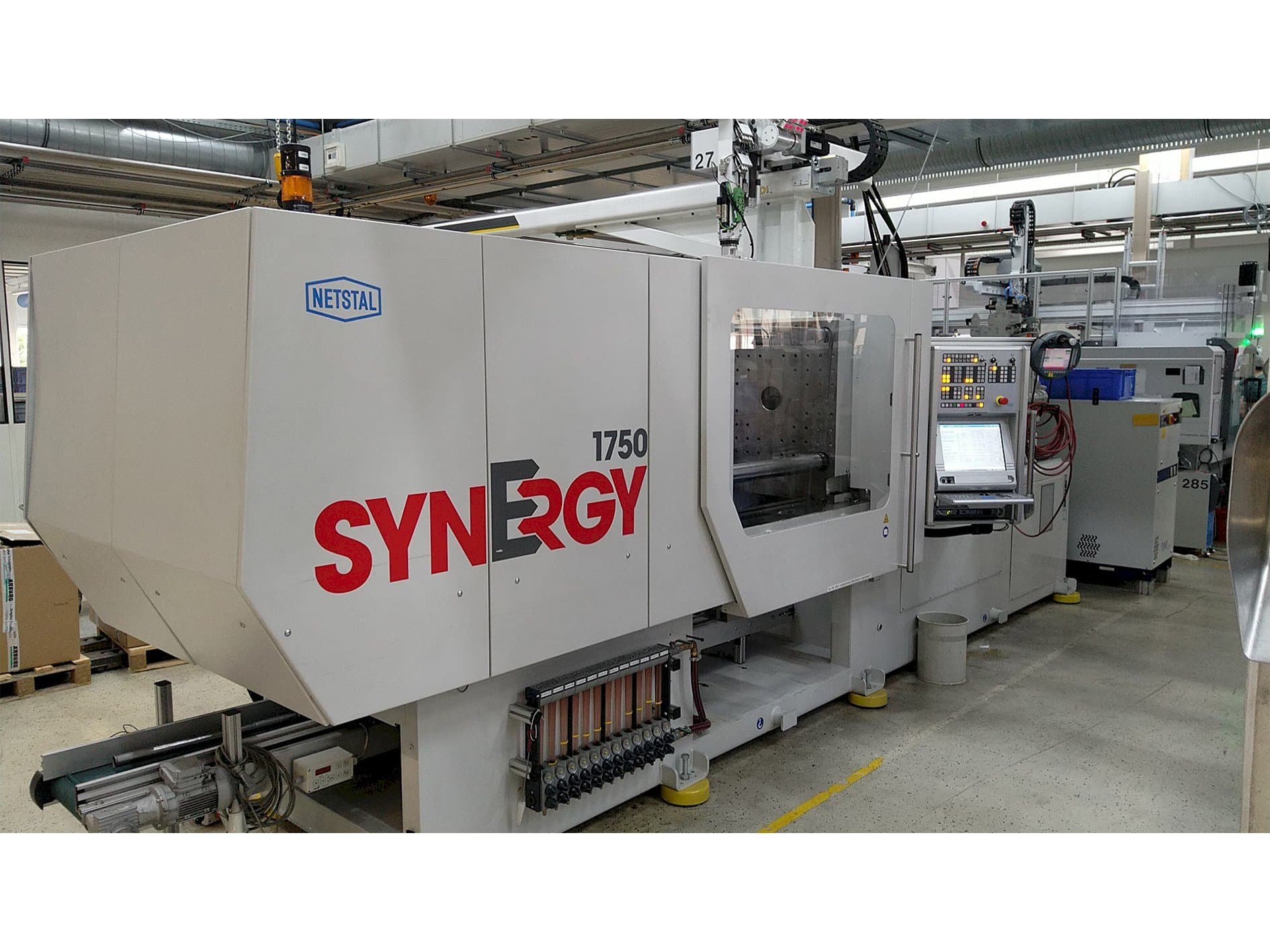 A Netstal SynErgy 1750-600 gép elölnézete