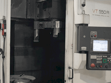 A HWACHEON VT550R gép elölnézete