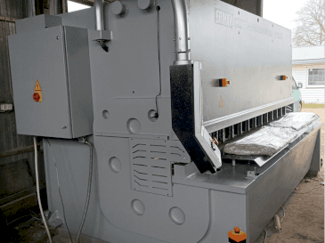 A ERMAKSAN HVR 3100-16 gép elölnézete