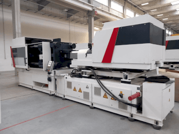 A Milacron Elektron Evo 350 gép elölnézete