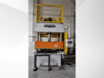 A HIDROLIKSAN PH4C 200T  gép elölnézete