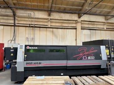 A AMADA ENSIS-3015 AJ gép elölnézete