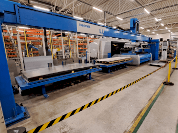 A Finn-Power L6 laser + LU3000 gép elölnézete