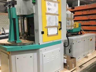 A Arburg ALLROUNDER 1200 t 1000 - 400 gép elölnézete