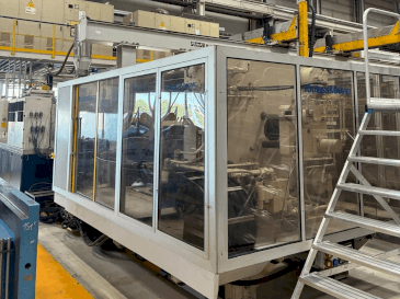A Krauss Maffei 800-5000MC4 gép elölnézete