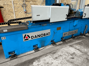 A DANOBAT RP-2500-NC gép elölnézete