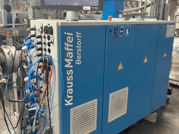 A Krauss Maffei KME 45 XS gép elölnézete