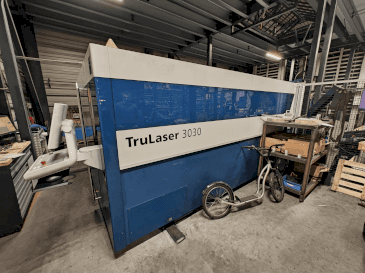 A TRUMPF TruLaser 3030 Fiber gép elölnézete