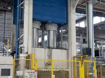 A Pinette 1500 Ton gép elölnézete
