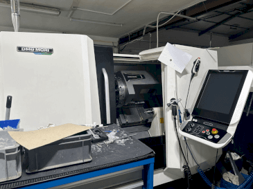 A DMG MORI CLX 350 V4 gép elölnézete