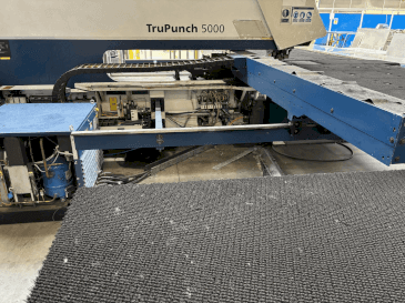A TRUMPF TRUPUNCH 5000 S10 gép elölnézete